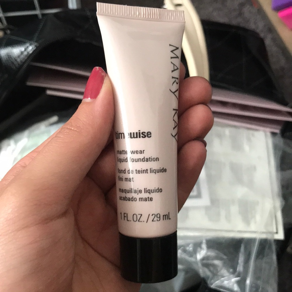 Mark Kay Luminous-Wear Liquid Foundation